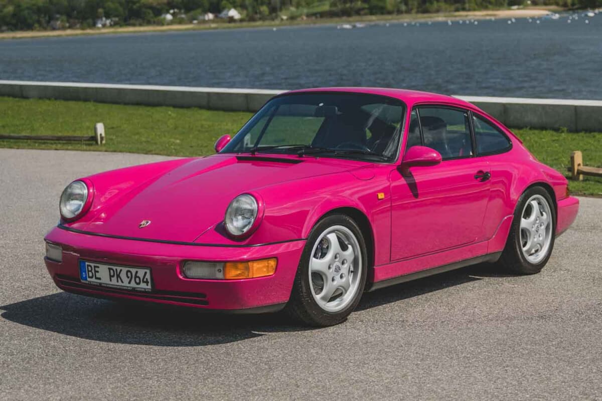 新車価格の6倍近くとなる51万ドル手槌！ マゼンタカラー眩しいポルシェ