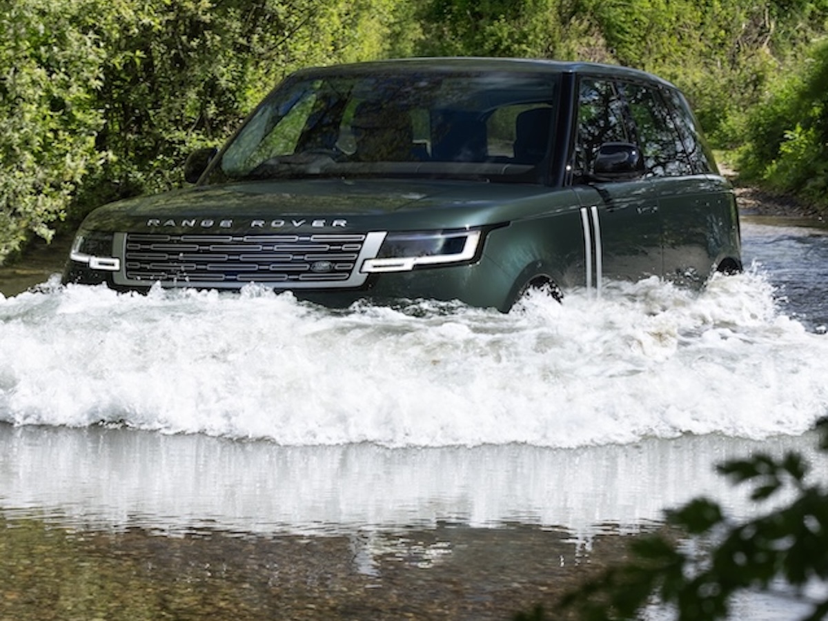 V8に迫る550馬力とゲリラ豪雨に負けない最大渡河浸水900mmという走破