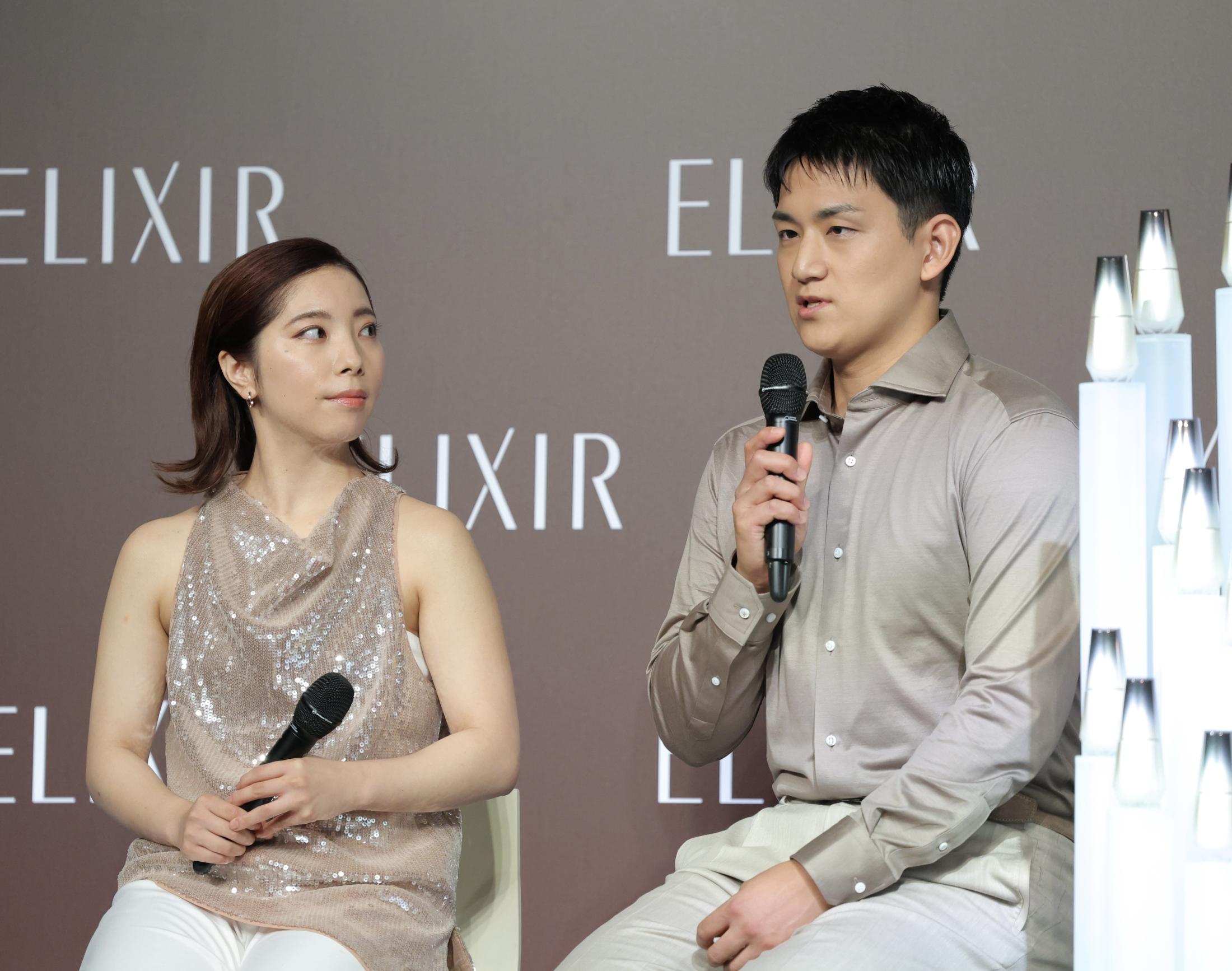 りくりゅう婚約発表後初の公の場 幸せリフト披露 階段では紳士