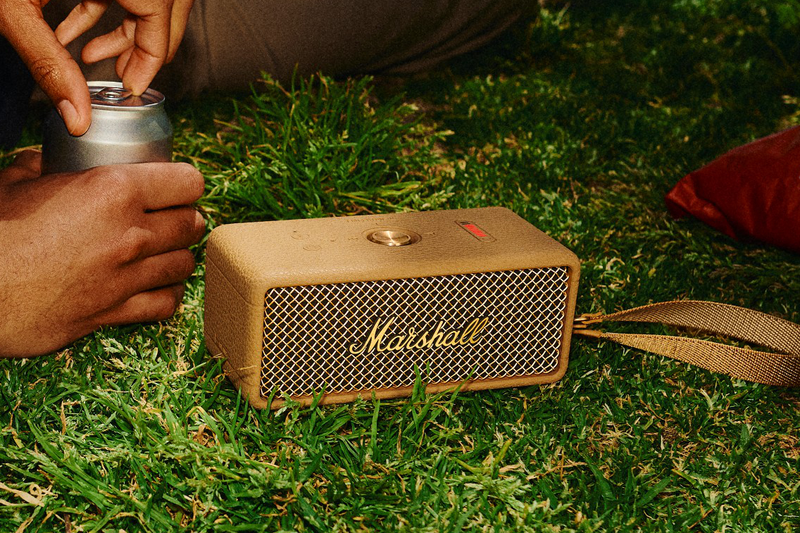 Marshall、Bluetoothスピーカー「Emberton III」に新色ブラウン登場