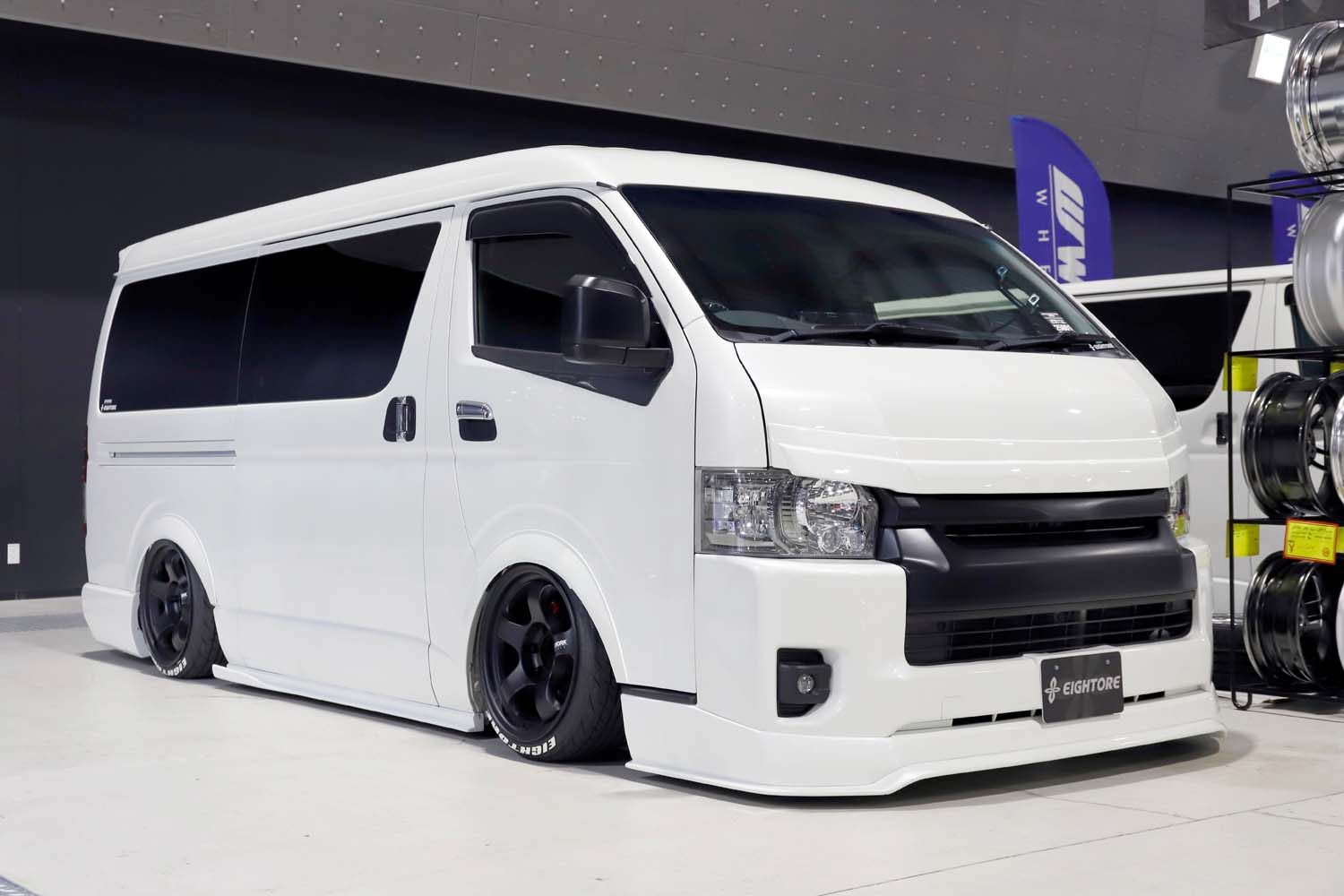 BMC ハイエース White 改 ハイドロサスとCノッチ加工で極低スタイルを実現！ レクサス専門店が