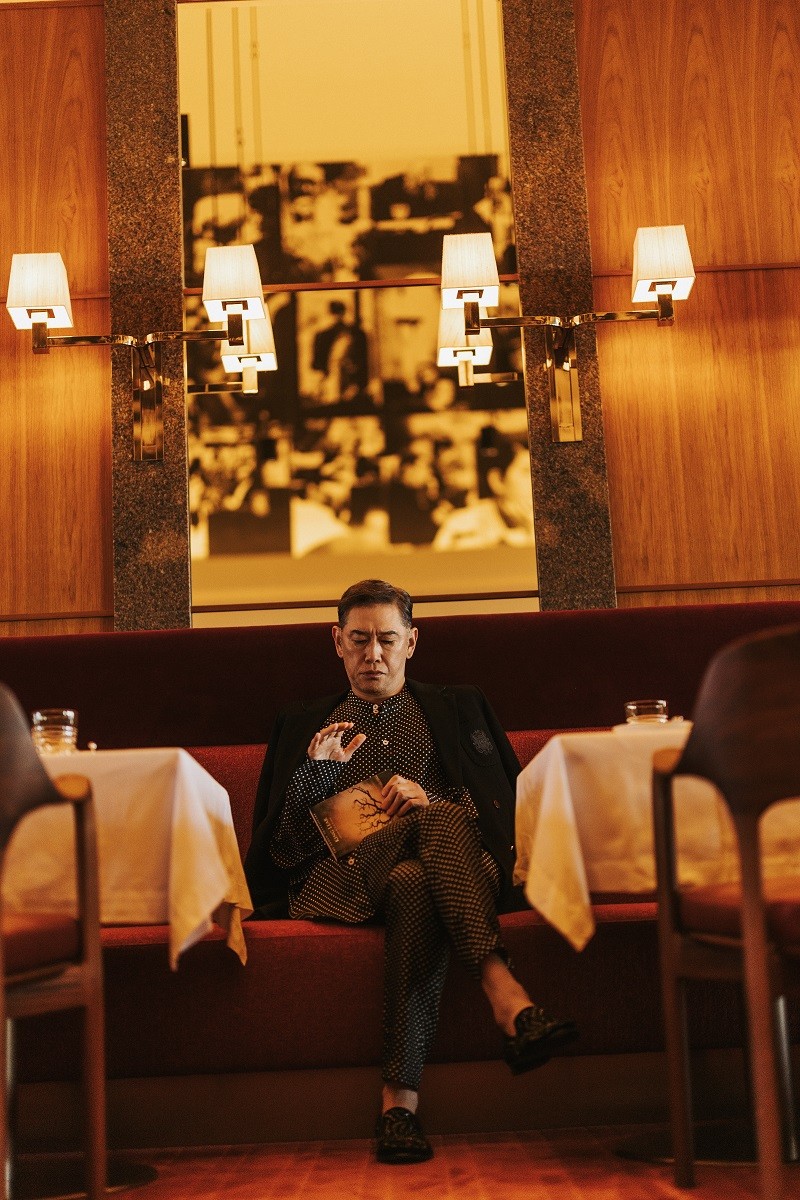 艶な男、杉本哲太。「若手を委縮させないよう、現場では務めて笑顔で