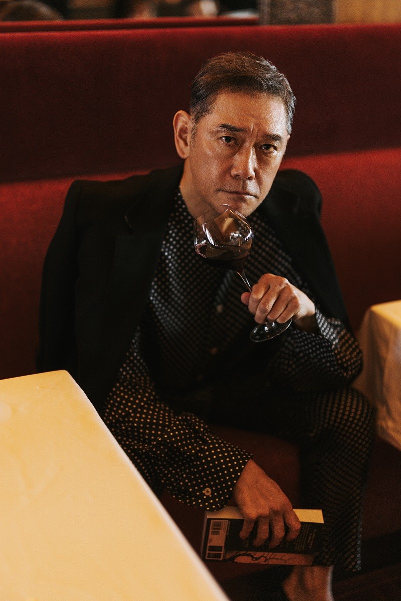 艶な男、杉本哲太。「若手を委縮させないよう、現場では務めて笑顔で