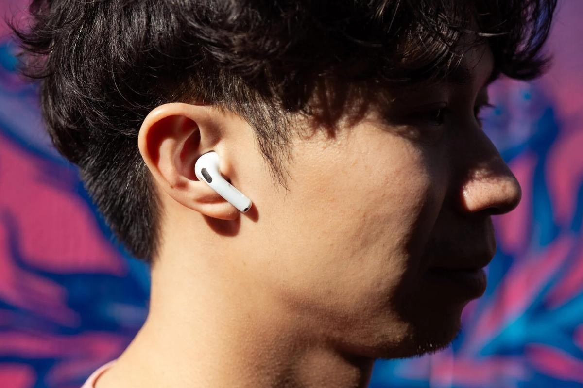 本日発売のAirPods 5。買いはワイヤレス充電ケースの方。バッテリーを
