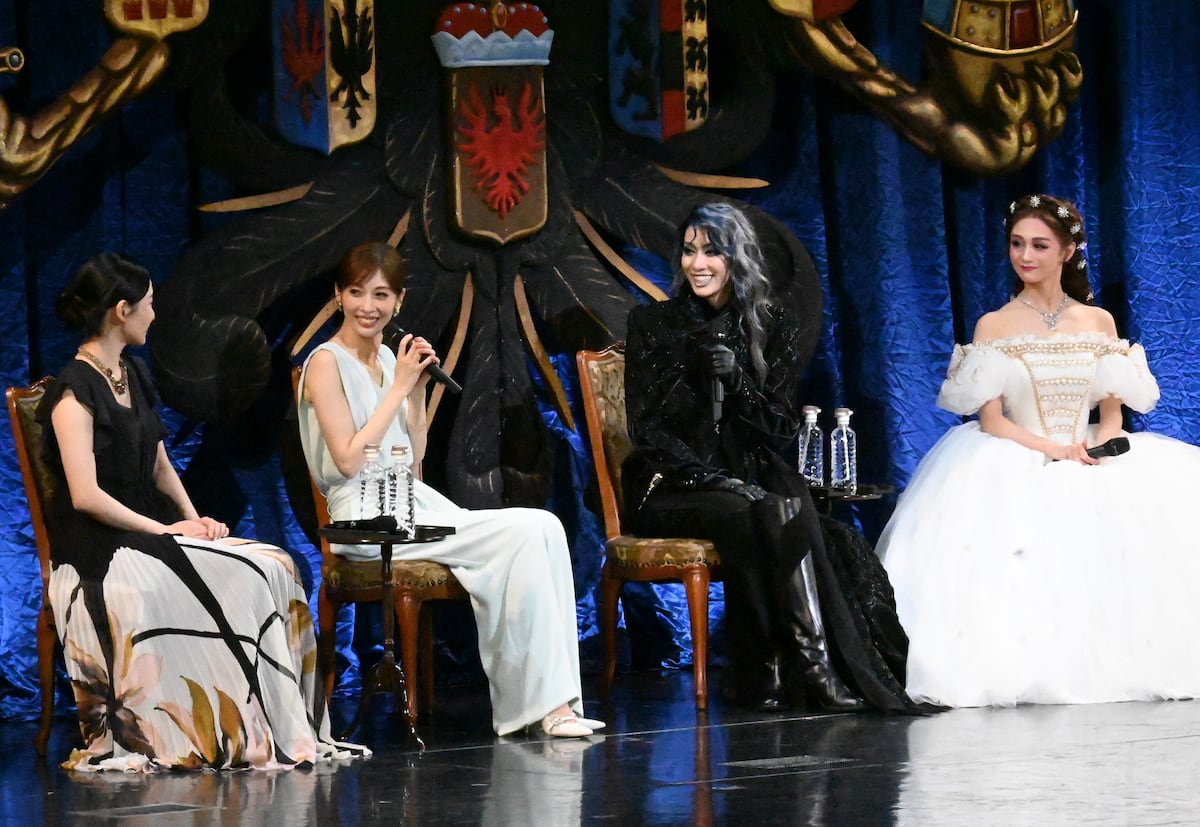 【限定価格】花組 宝塚大劇場公演 エリザベート-愛と… エリザベート」愛され続けて30年 宝塚大劇場で前夜祭、花組トップやOG