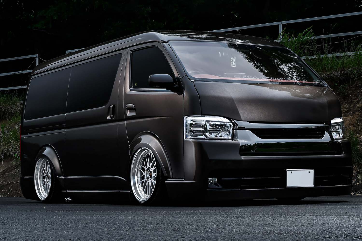 BMC ハイエース Black 改 セダン群を抑えてイベント頂点へ！ トヨタ ハイエースが提示する左右で