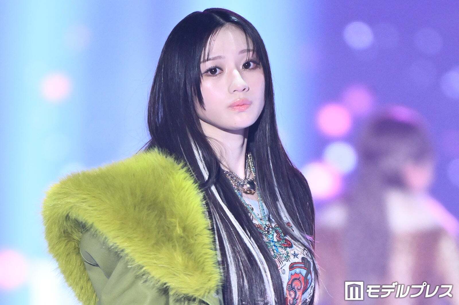 乃木坂46川崎桜、白メッシュヘアで雰囲気一変 ファーアウター×腰巻き