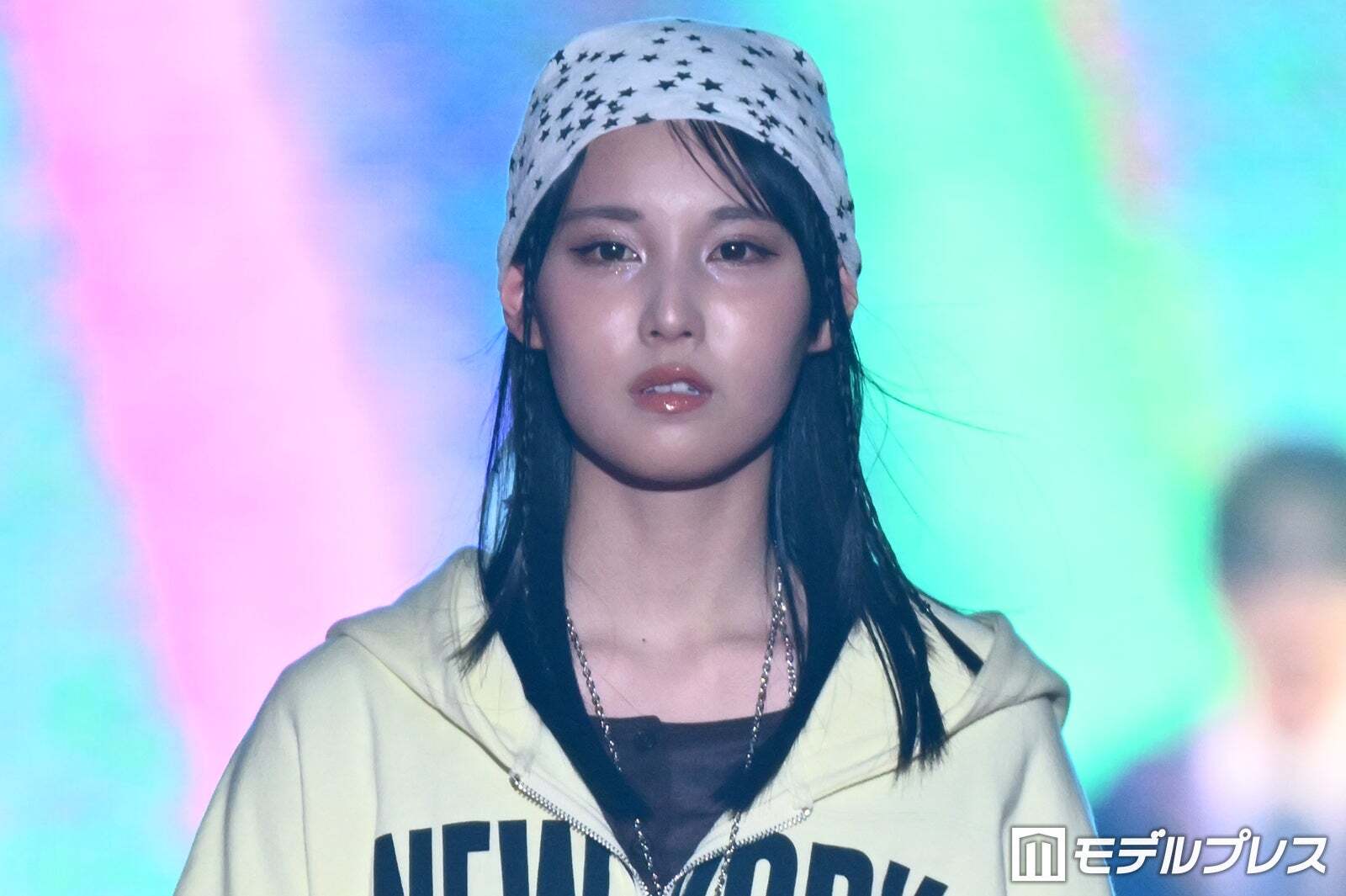 日向坂46松尾桜「TGC」初出演でファッションショーデビュー バンダナ