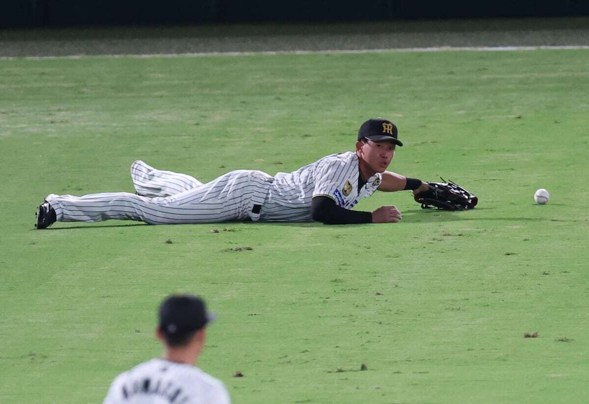 阪神D1位・立石正広、痛恨の落球「風とかどうこう言っている場合じゃ