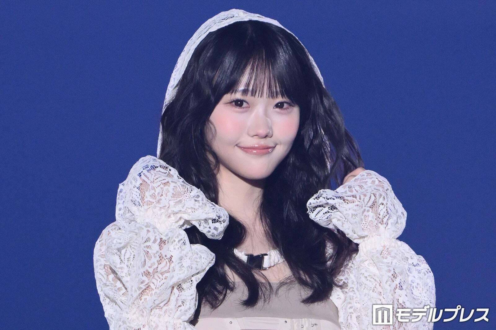 MORE STAR遠藤まりん、フード被りハートポーズで魅せる 色白美脚輝く