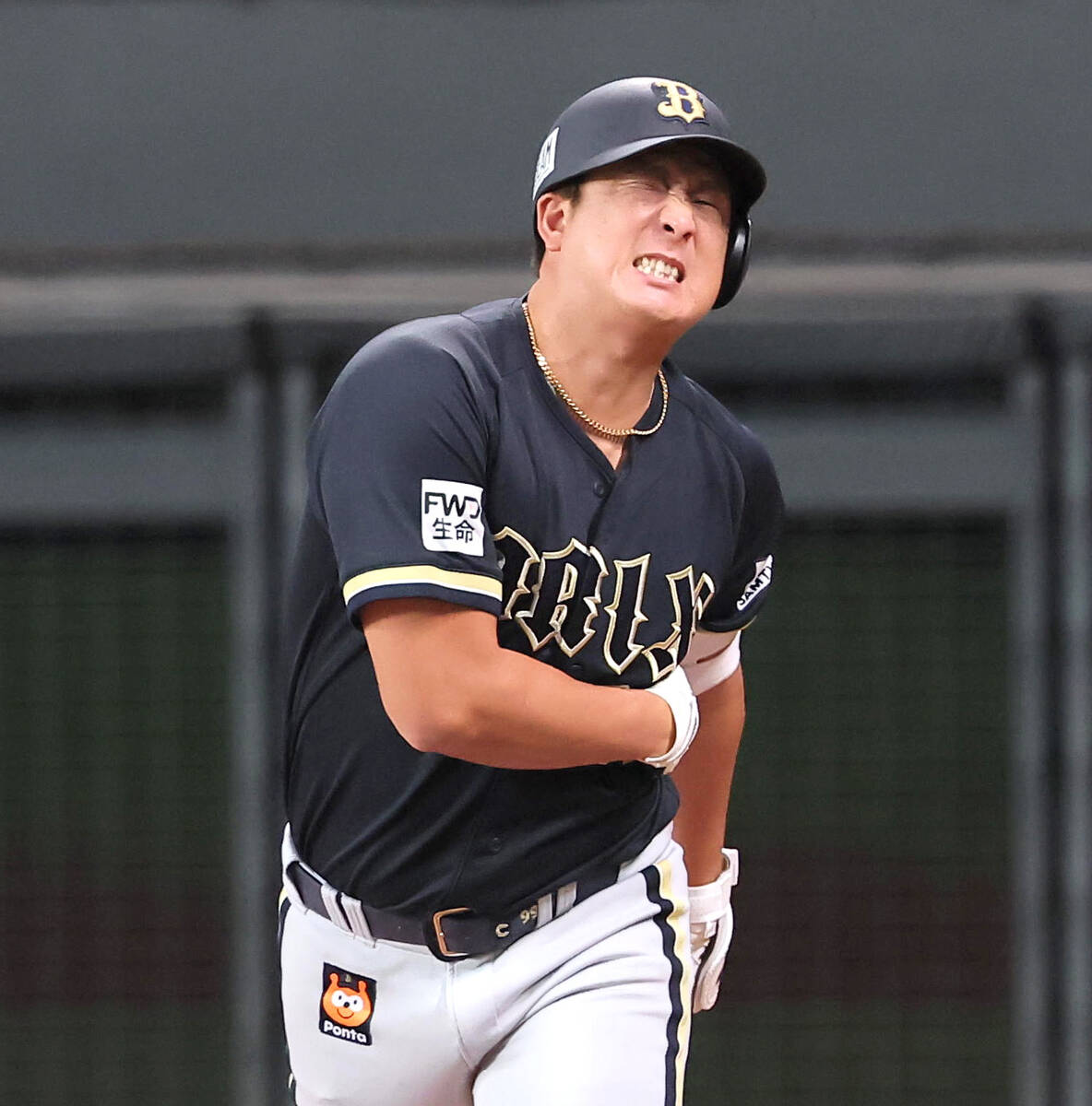 オリックス】ラオウ杉本裕太郎が左脇腹付近に死球…苦悶（くもん）の