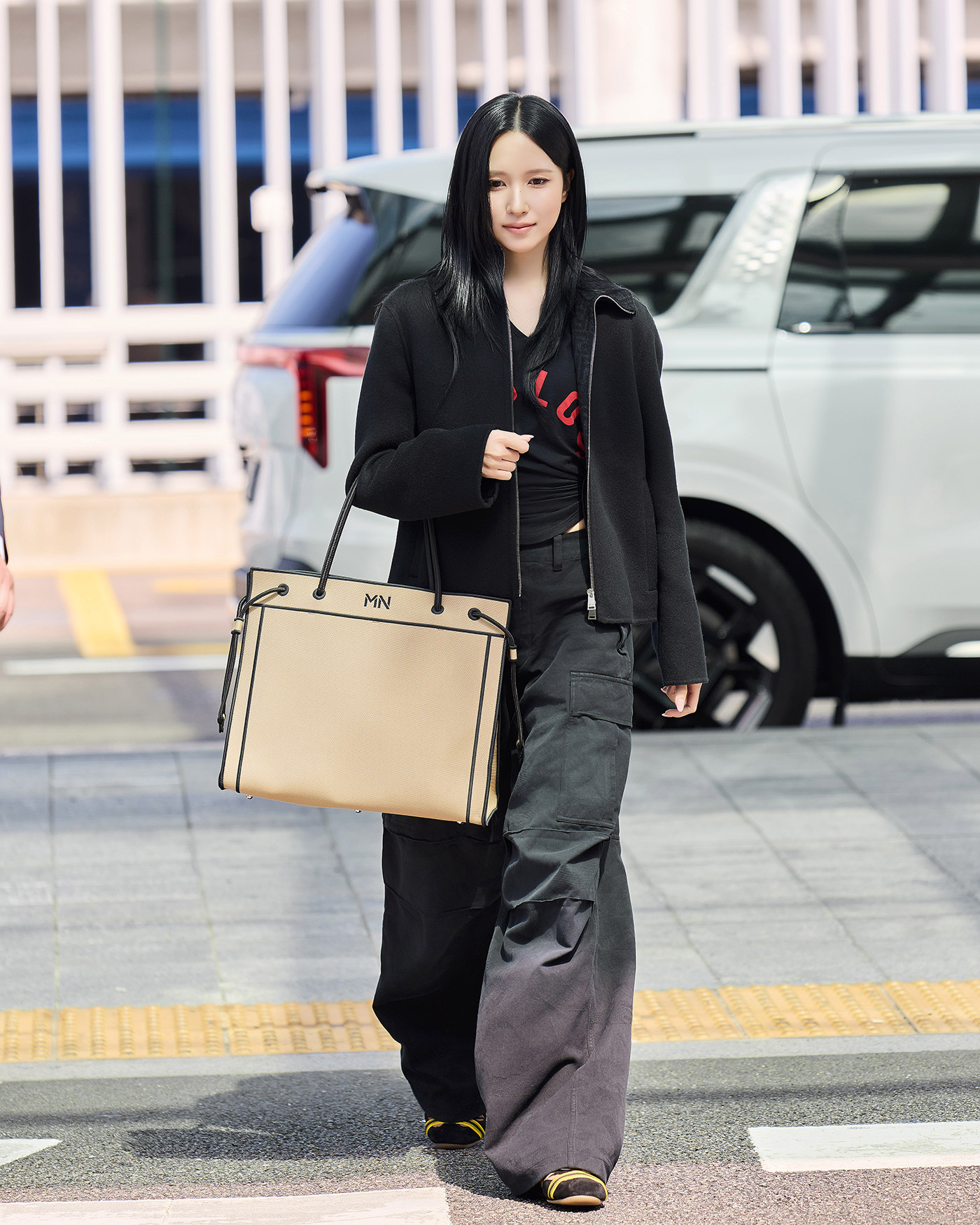 TWICEミナ、フェンディの最新コレクションを纏って仁川国際空港に登場