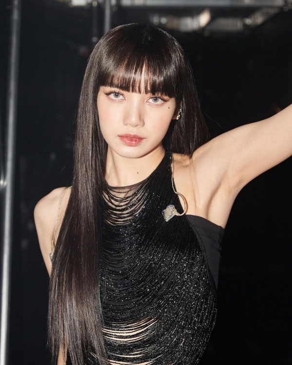 BLACKPINKリサ、英国の街でタイ人男性俳優と目撃…「熱愛説が再燃