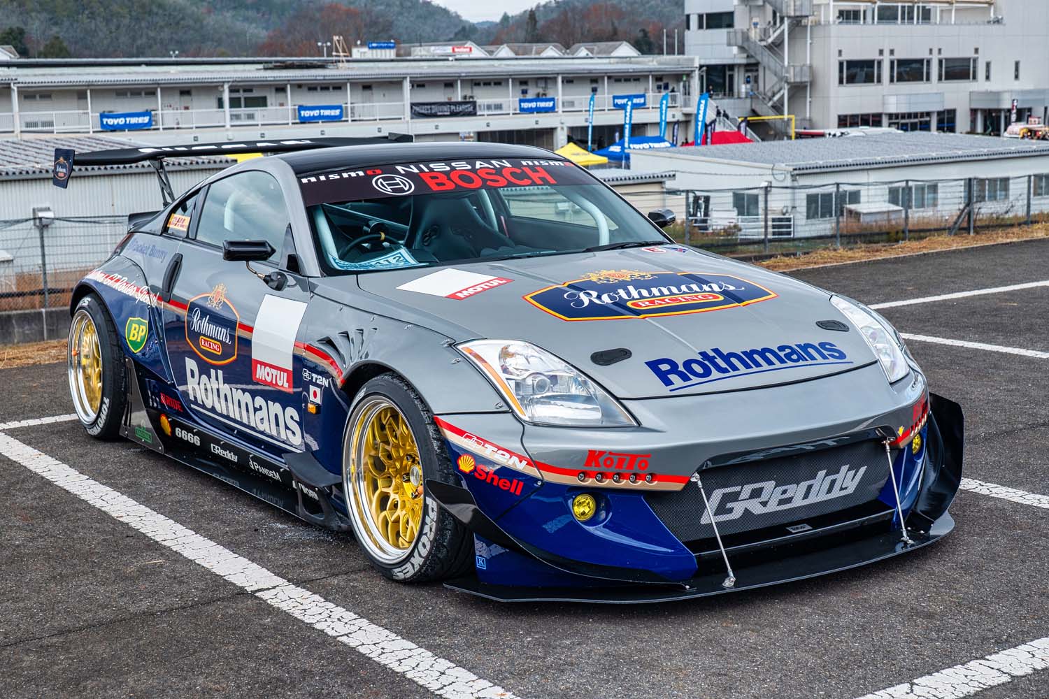 86用アンダースポイラーを流用！ ロスマンズカラーを纏うZ33の美学
