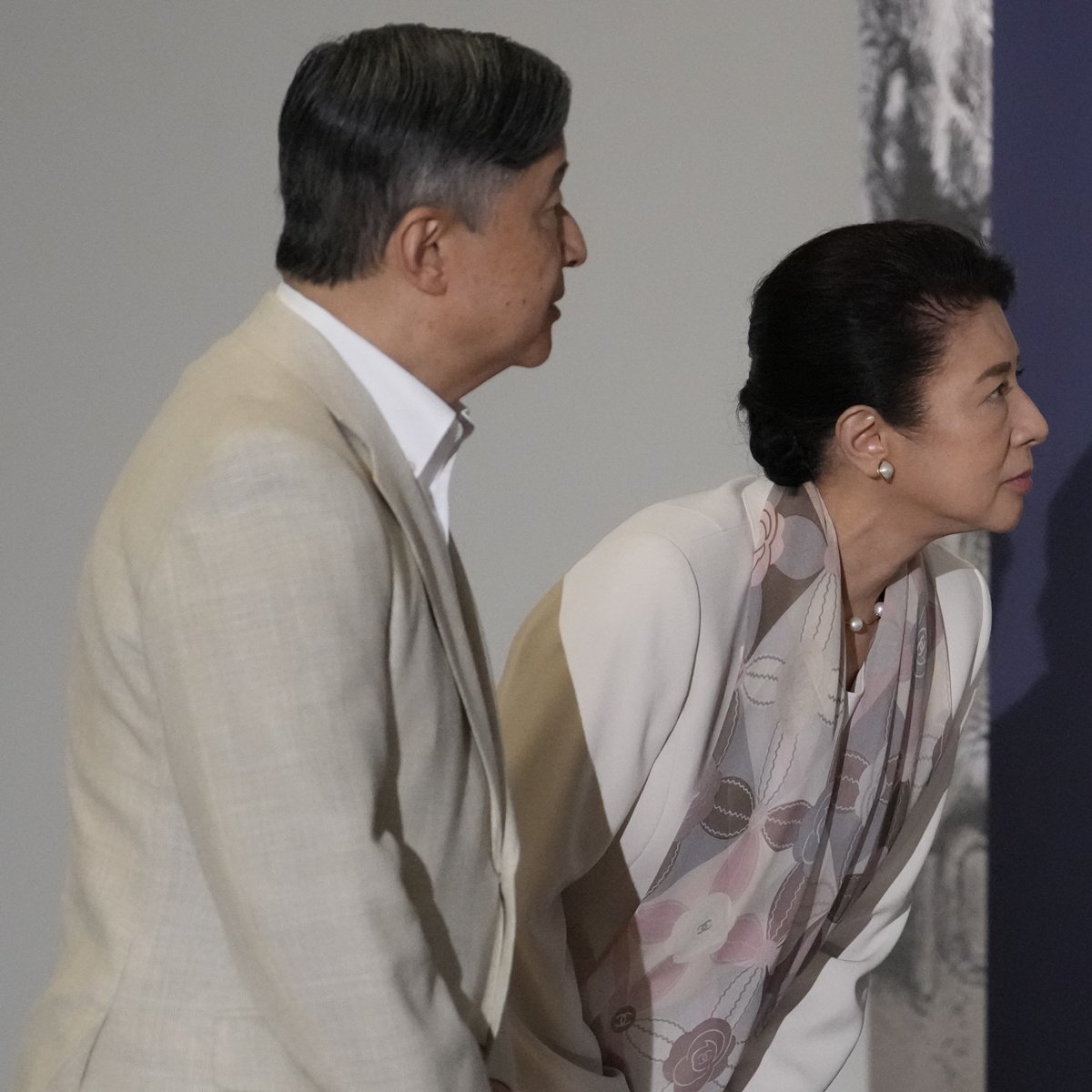天皇陛下は「素晴らしい」、雅子さまは顔を近づけ…両陛下が夢中になっ