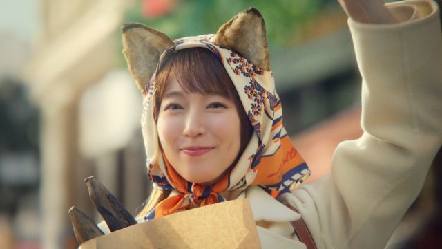 吉岡里帆演じる“どんぎつね”が「本枯節」を大事そうに抱える「日清の