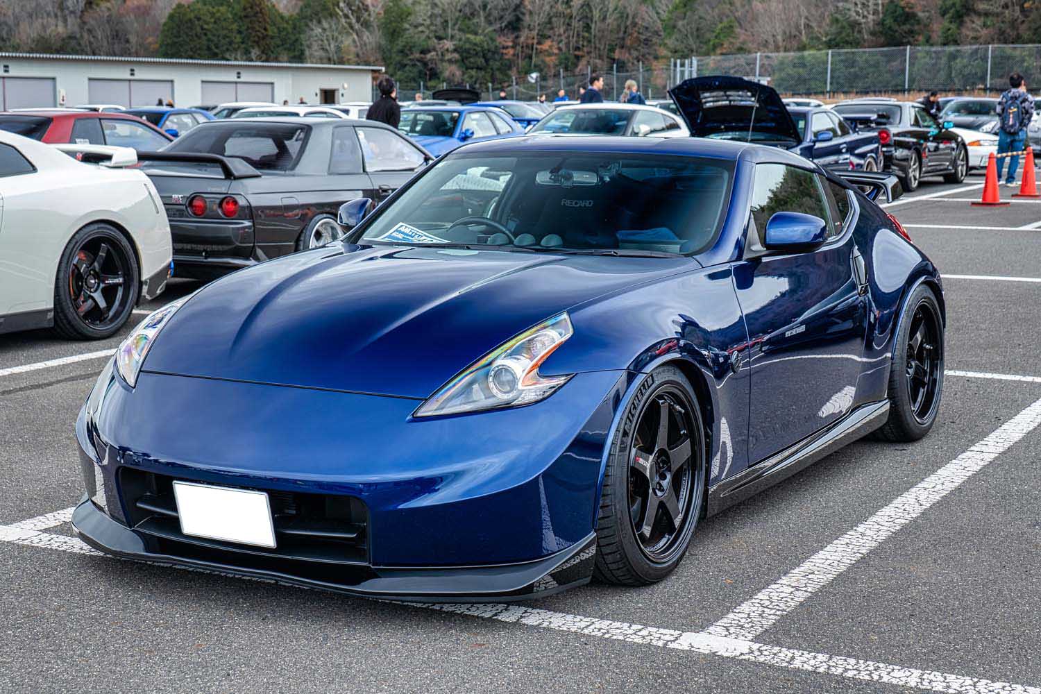 青きボディにLM GT4を履く。マクシムとアミューズの音色が響くZ34