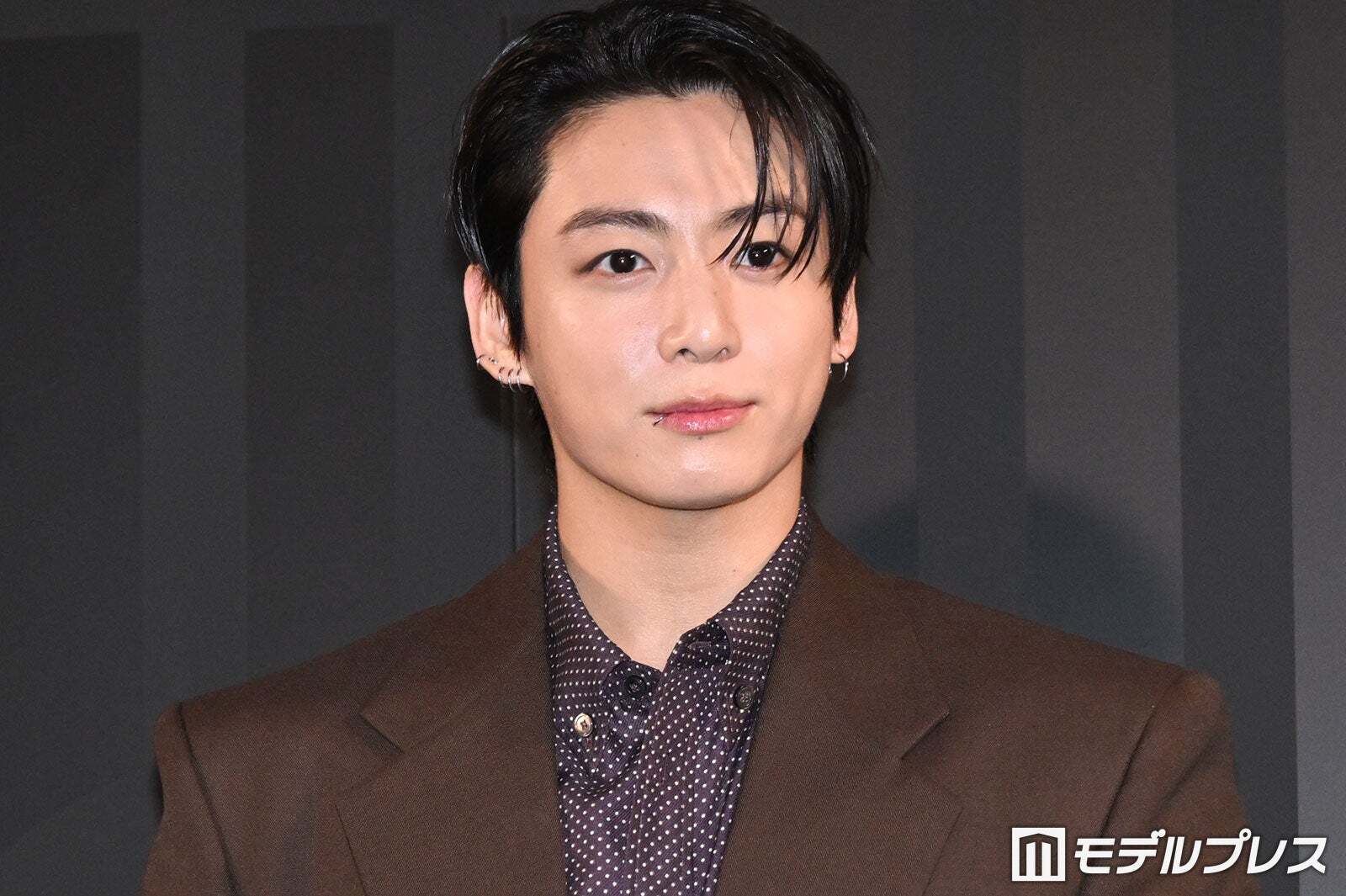 BTSジョングク、フォトコール来場で歓声止まず 階段降り颯爽と登場