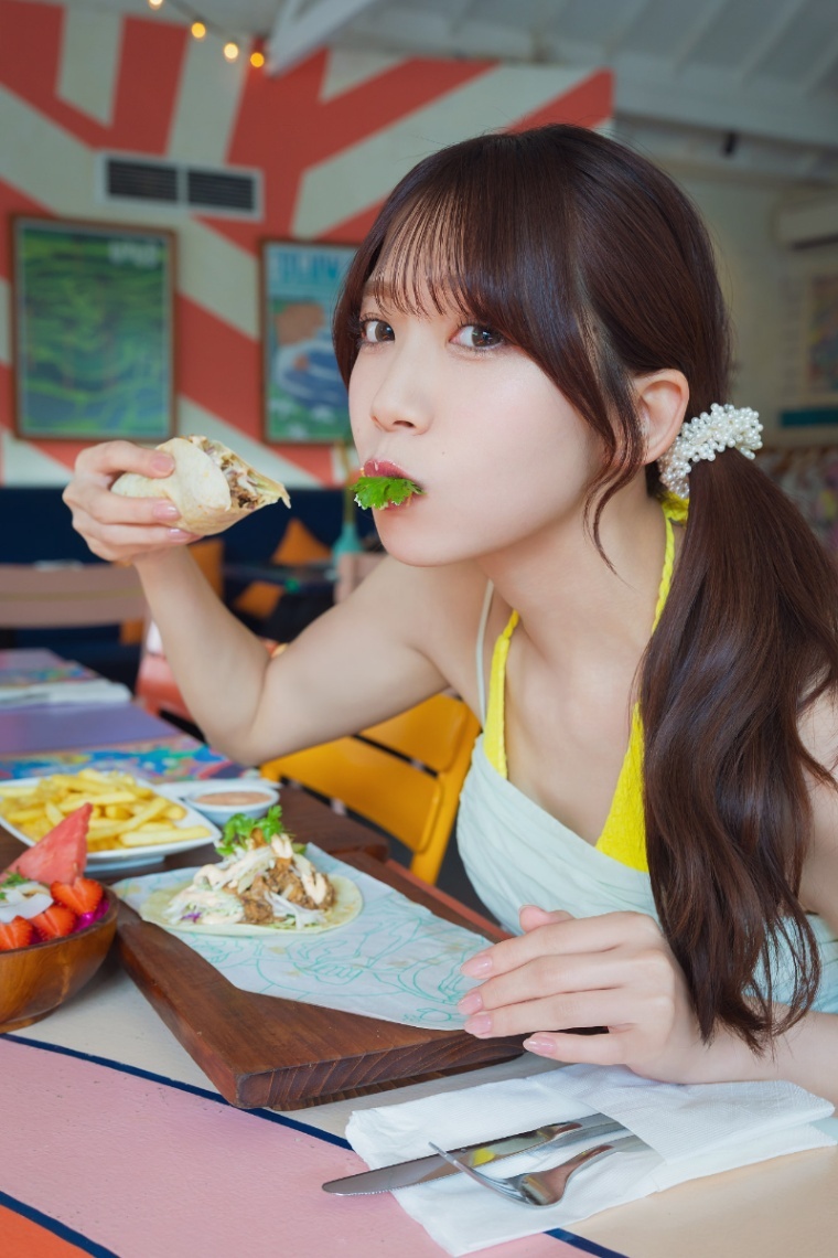 奈良未遥＞元NGT48が2冊目写真集 表紙＆裏表紙で白と黒のランジェリー