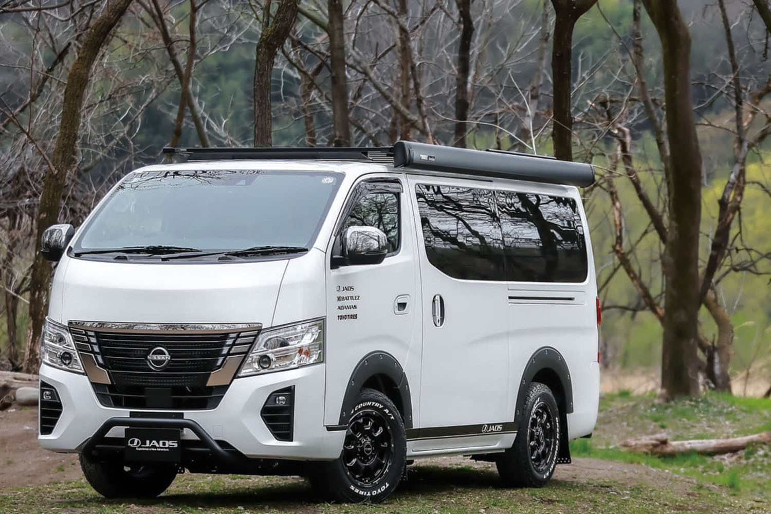 日産「キャラバン」ハイエース一強に待った！ 穴あけ不要で本格SUV風に