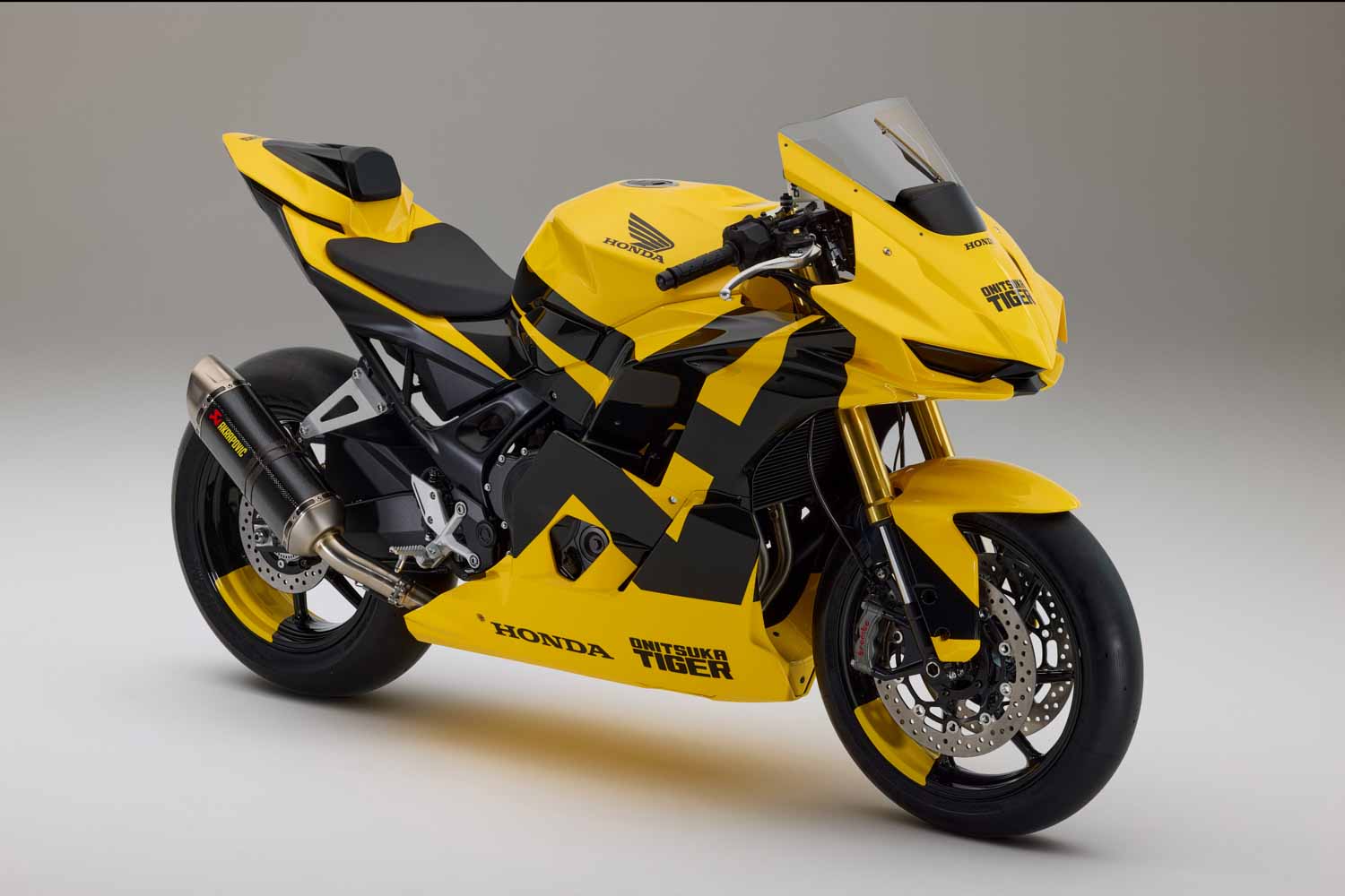 ホンダ「オニツカタイガー」ミラノで異業種コラボ！ 黄色と黒の