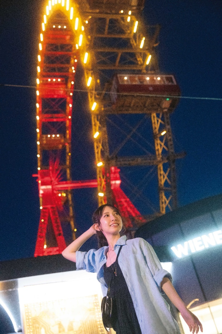 日向坂46金村美玖＞ロマンチックな夜の遊園地 無邪気な笑顔 写真集
