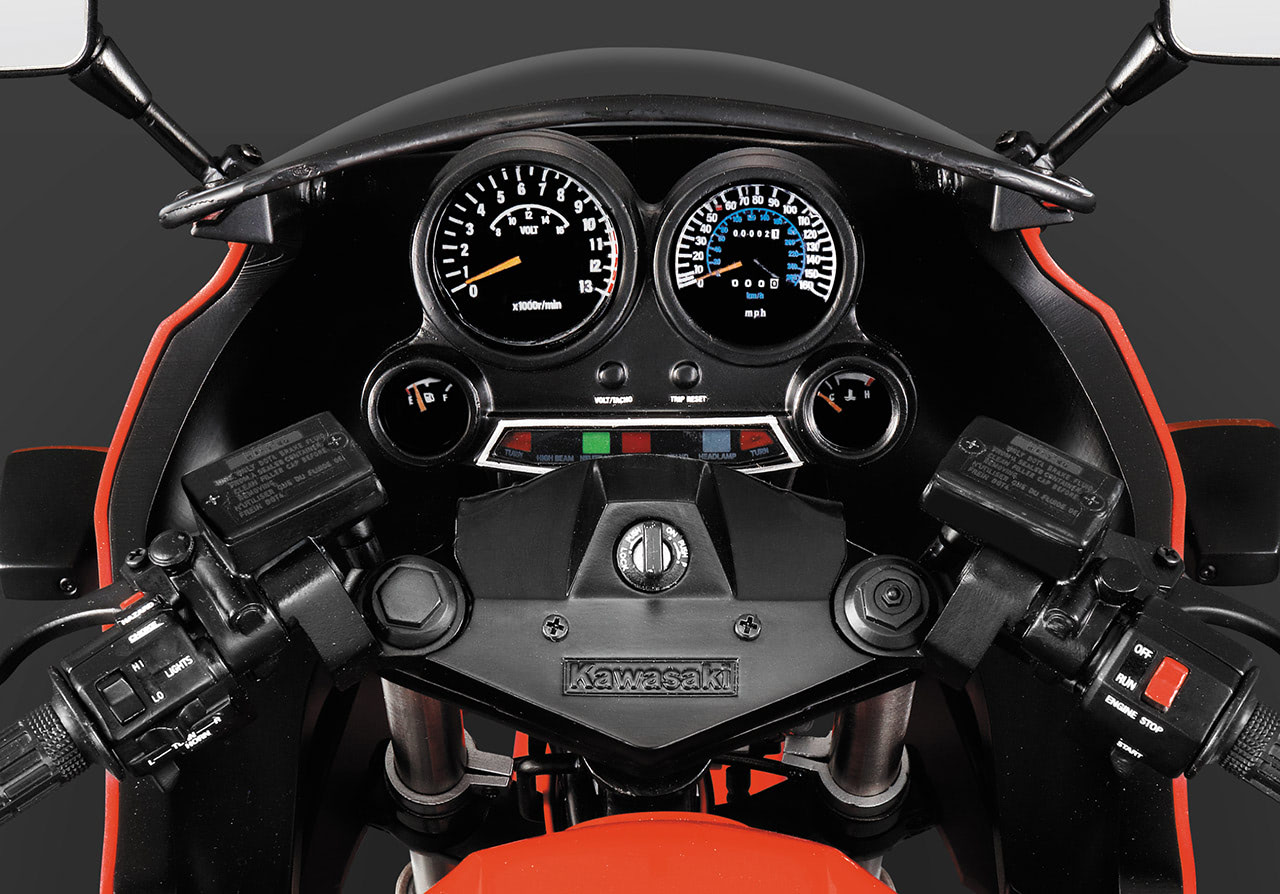 ニンジャGPZ900R A6 メーター 本体 あの『トップガン』でもおなじみ伝説の“ニンジャ”が1／4スケール・全長