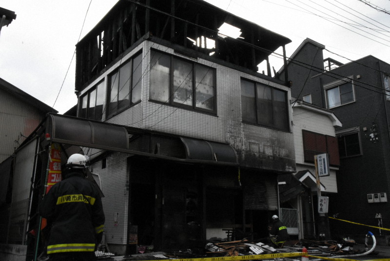 川崎の食堂兼住宅で火災 経営者の男性と消防士が死亡、3人けが（毎日
