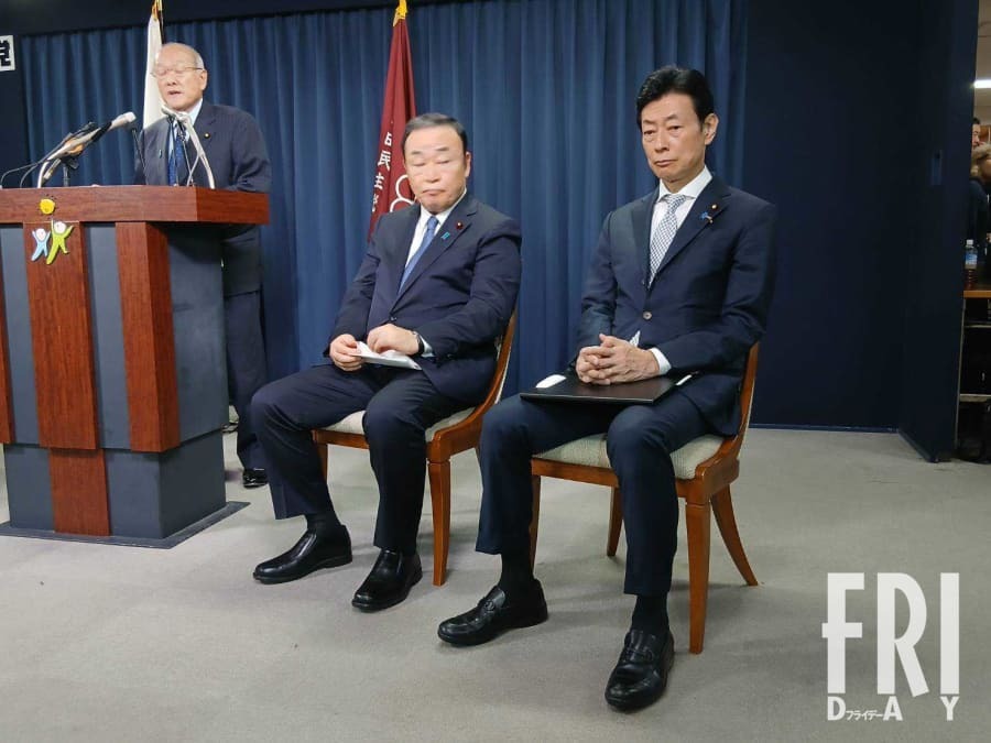 「13万円の高級ブランド靴」で記者会見に参加…自民・西村康稔氏に党内外から漂う“冷ややかな視線”（FRIDAY） - Yahoo!ニュース