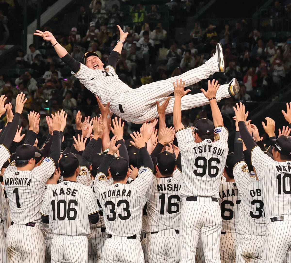 阪神】優勝セレモニーで藤川球児監督が胴上げ 球団史上初セ・リーグ