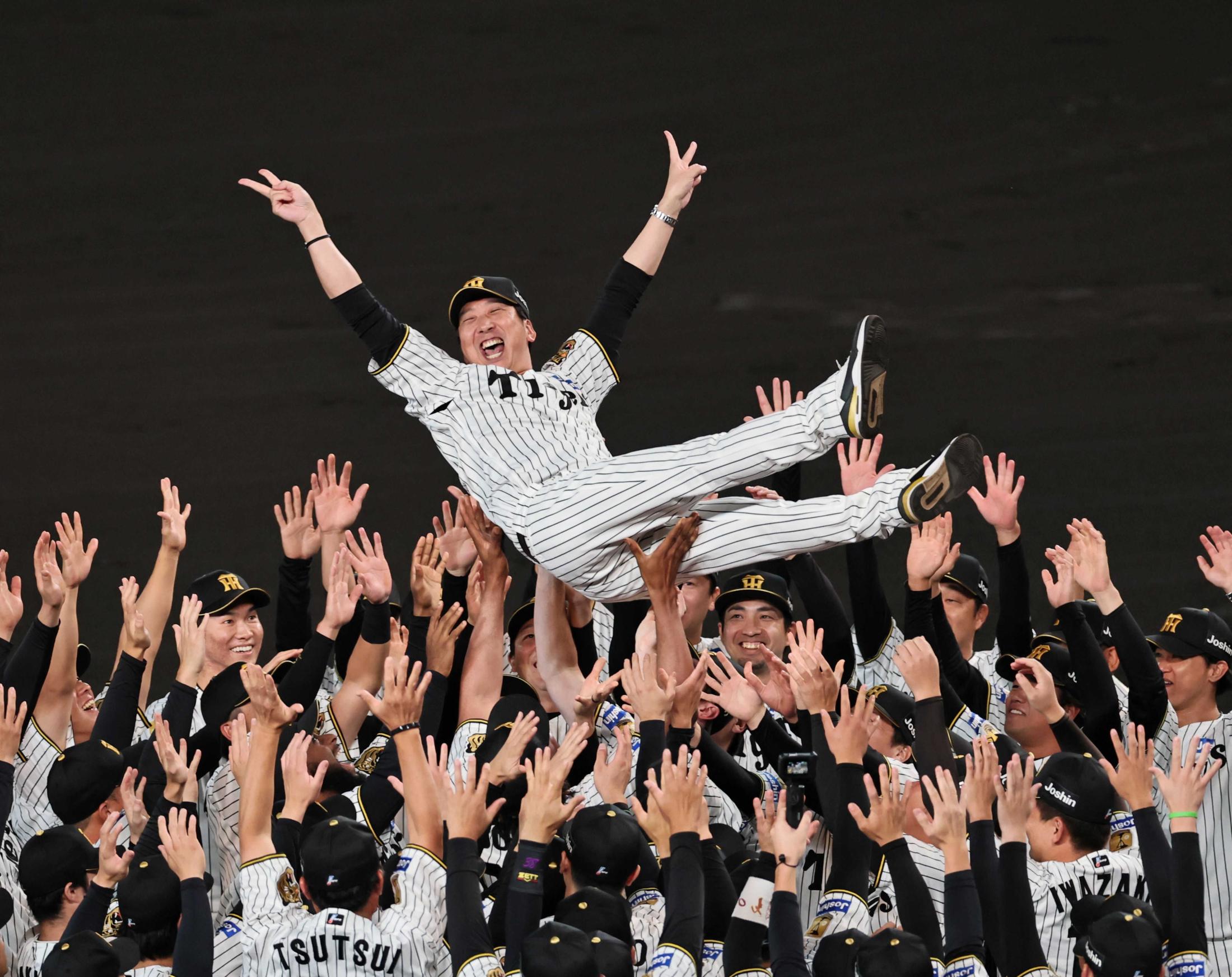 阪神連覇から3日 藤川監督聖地で舞う「約束事」両手で「2」のポーズ