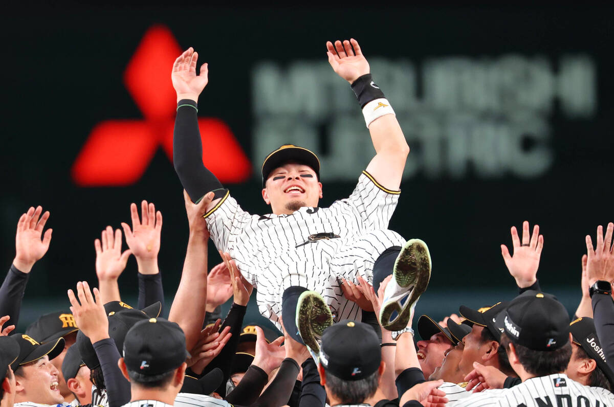 阪神】佐藤輝明、球団初の2年連続20度目の勝利打点 優勝セレモニー