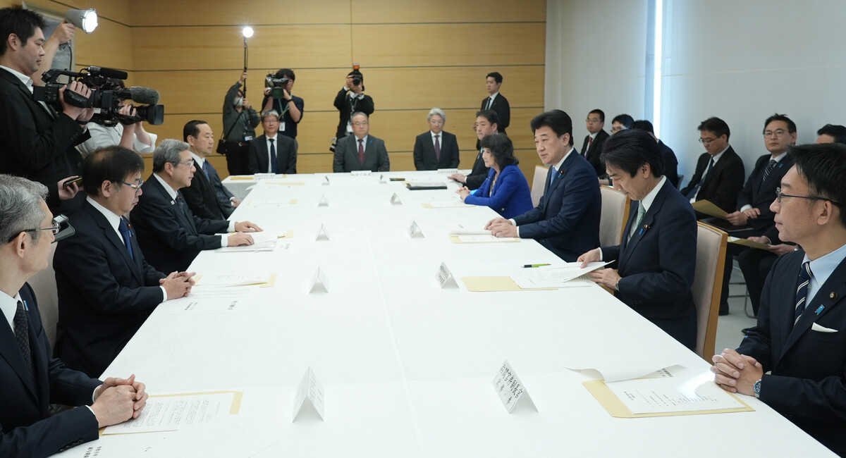 国家公務員給与、5年連続増　人事院勧告の実施決定　政府（時事通信） - Yahoo!ニュース