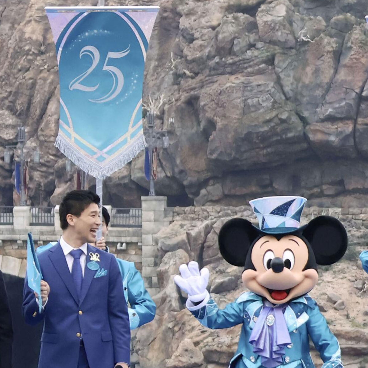 TDS、25周年で販売の「12万円カチューシャ」に寄せられる驚き