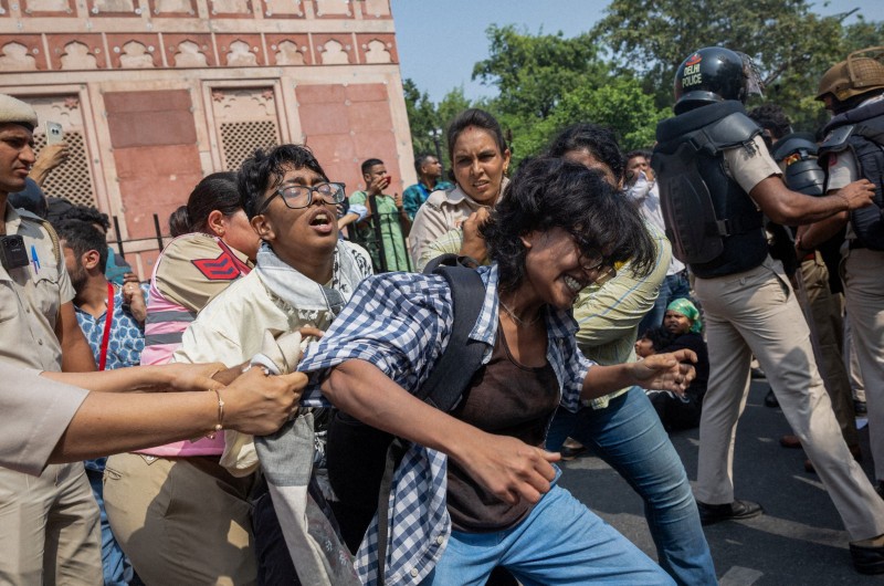インド当局、抗議集会で6000人拘束か　「ゴキブリ党」創設者も（毎日新聞） - Yahoo!ニュース