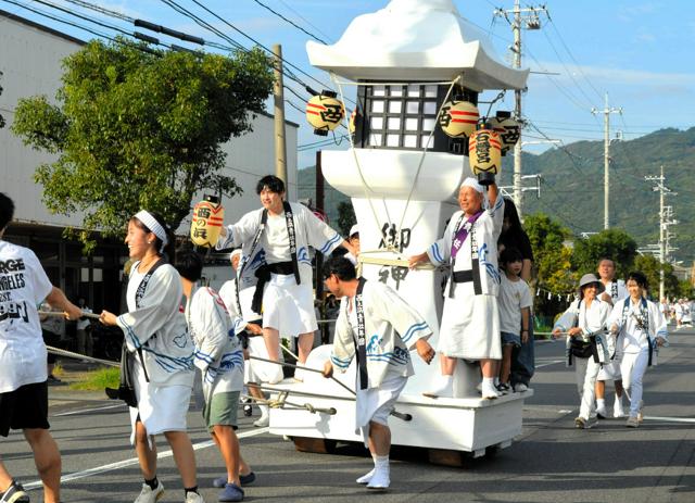鳥居や石灯籠の山車巡る 山口・光市で早長八幡宮の秋まつり（朝日新聞