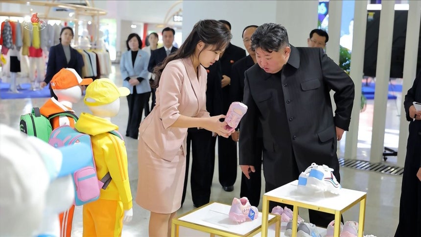 金正恩委員長の脳出血死亡説が海外SNSで広がる…北朝鮮、家族と一緒の写真を公開（中央日報日本語版） - Yahoo!ニュース