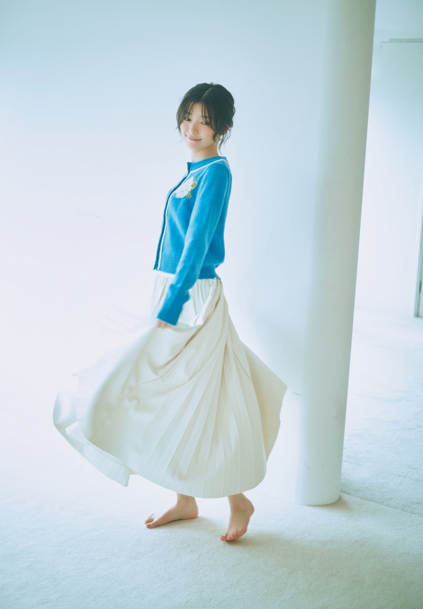 櫻坂46藤吉夏鈴＞“二刀流”で活躍 唯一無二の空気感 「サンデー」表紙に