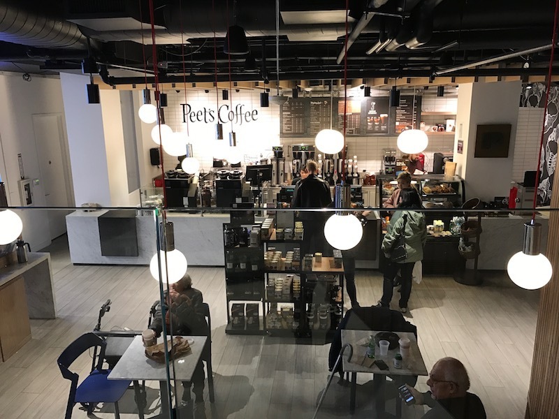 キャピタルワン銀行・ユニオンスクエア店の1階。「Peet’s Coffee」とパートナーシップを結び、本格的なコーヒーを提供している