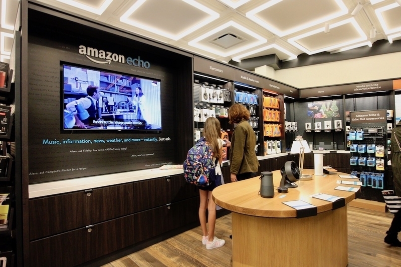 店内では、アマゾンエコーやキンドルなどデジタル端末や、本の内容に関連した商品(例えば調理器具など)も販売している