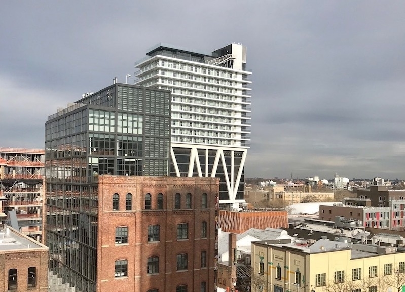 奥の白い高層のビルがザ・ウィリアム・ヴェイル。ホテルを下から支えるコンクリート製のトラス構造が印象的。(c)Kasumi Abe