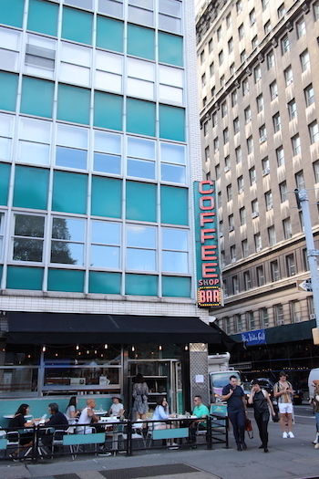 ブルーグリーンに赤いネオンが特徴だった外観は、ユニオンスクエアのアイコンとして人々に親しまれた。サヨウナラ、Coffee Shop! (c)Kasumi Abe