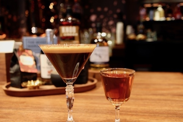 エスプレッソショット入りEspresso Martini（左、$18）とBasil Hayden'sのバーボンBlack & White Manhattan（$20）。(c) Kasumi Abe