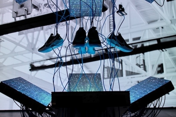 フットウェアの未来をイメージしたインスタレーションも1階の「Nike Arena」に 。(c) Kasumi Abe