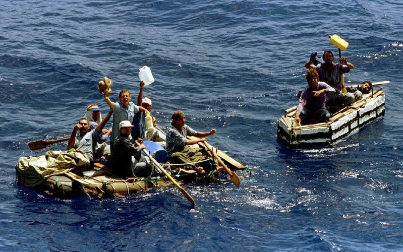 自家製のラフト（いかだ）でアメリカへ向かうキューバ人難民。キーウェストまで72キロメートルの地点で、飲み水の枯渇を訴えている。（1994年8月21日撮影）写真：ロイター/アフロ