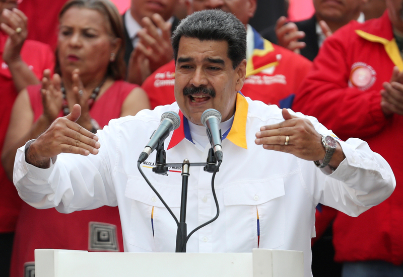 ベネズエラの首都カラカスで行われた政府支援のための集会で講演をする、ニコラス・マドゥロ大統領。キューバとの政治的癒着がアメリカから問題視されている。（2019年5月20日撮影）写真：ロイター/アフロ