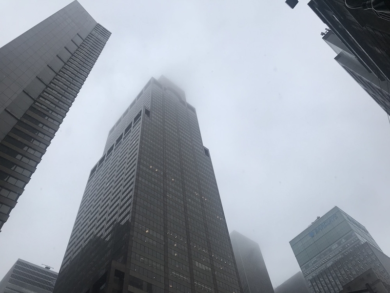 事故が起こった、787 7thアベニューのビル（51丁目と52丁目の間）。ビル屋上あたりには濃い霧がかかっている。(c) Kasumi Abe