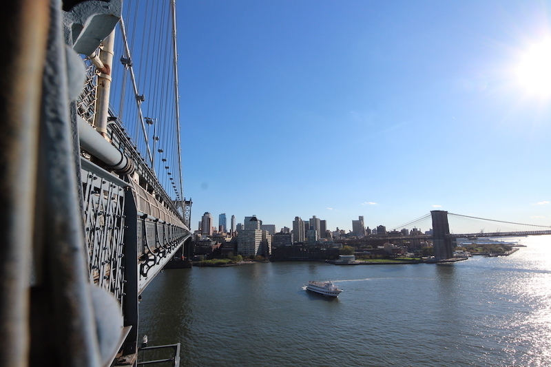 マンハッタン橋から見たイースト川の景色。彼はどんな気持ちでここから投身したのか。R.I.P. (c) Kasumi Abe