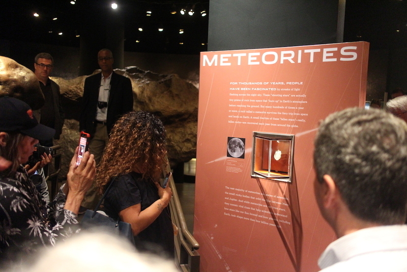 北西アフリカで採集された、月からの隕石も展示。(c) Kasumi Abe
