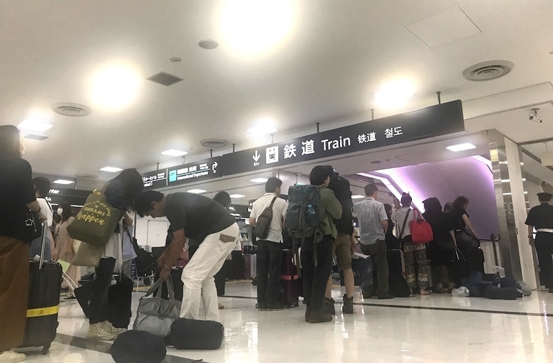 鉄道の運行は早朝に再開。空港に寝泊まりした人々が午前4時半ごろ動き出した。(c) Kasumi Abe